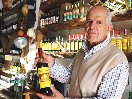 Señor Silvestre dans la Bodega Vino Tinto