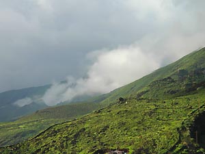 Des nuages gris dévalent de la montagne