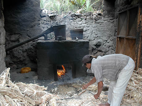 La chaudière à distiller est chauffée