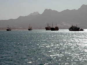 Cargos en rade devant Mindelo
