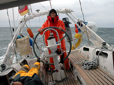 Volle Konzentration bei voller Fahrt: Vorwind-Surf auf der Atlantikwelle