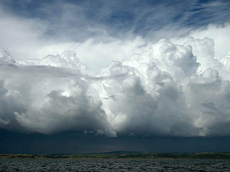 Wolken rücken an, zunächst nur über Land