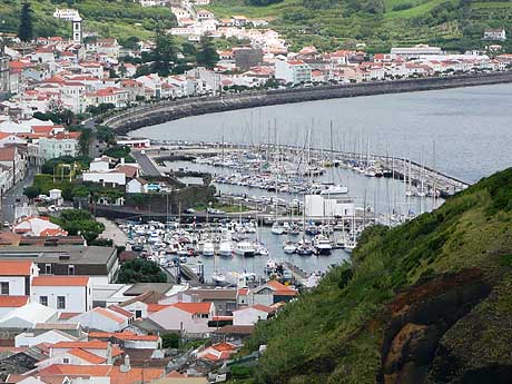 Der Hafen von Horta