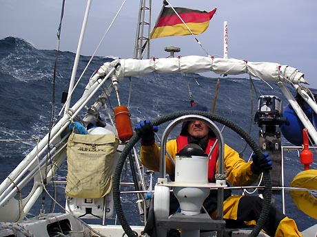 Vor dem Wind: Dieter am Ruder